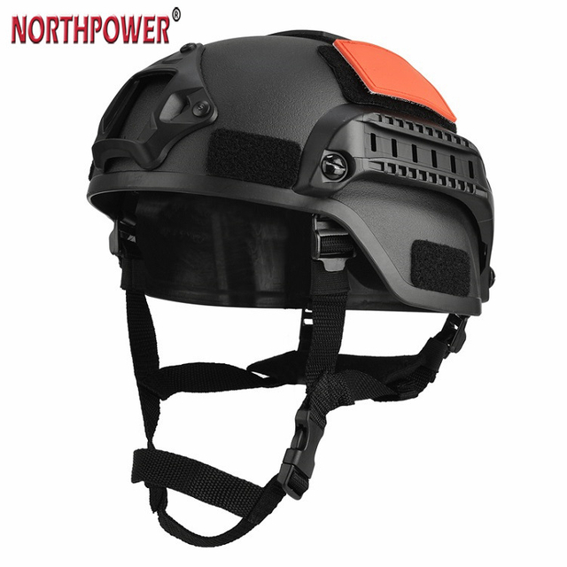 Um capacete tático Tigris MICH 2000 STYEL ACH com montagem NVG e trilho lateral