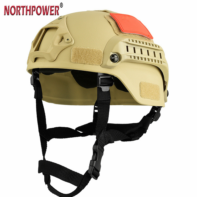Um capacete tático Tigris MICH 2000 STYEL ACH com montagem NVG e trilho lateral